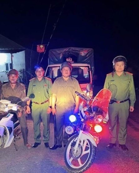 Lực lượng Công an xã Bum Nưa phối hợp với Tổ an ninh trật tự cơ sở tổ chức tuần tra đêm. Ảnh: Công an xã Bum Nưa
