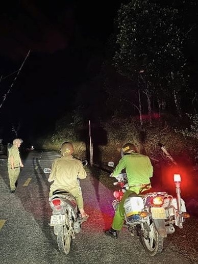 Công tác tuần tra, kiểm soát ban đêm góp phần hạn chế các hành vi vi phạm pháp luật. Ảnh: Công an xã Bum Nưa
