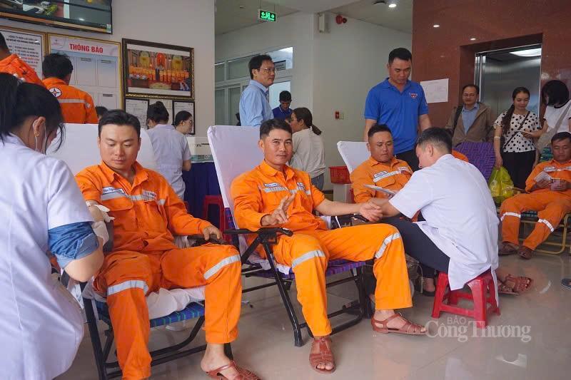 Với thông điệp “Vạn trái tim - Một tấm lòng”, Công ty Điện lực Đắk Lắk huy động đông đảo cán bộ, công nhân viên tham gia hiến máu.