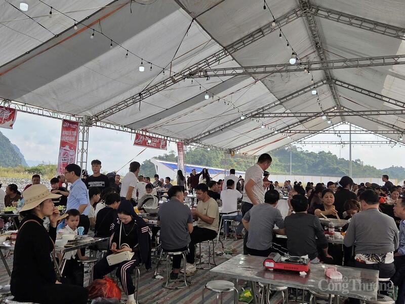 Điểm dừng chân cho du khách và người tham quan, ăn uống.