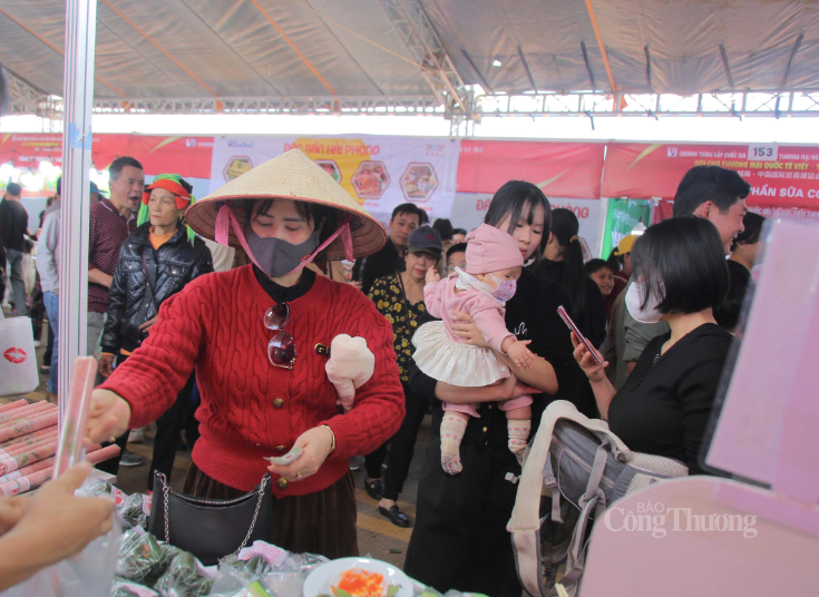 Ngay từ sáng sớm, nhiều người đã tới hội chợ tham quan, mua sắm.