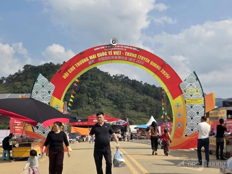 Cổng vào khu vực Hội chợ Thương mại quốc tế Việt - Trung.