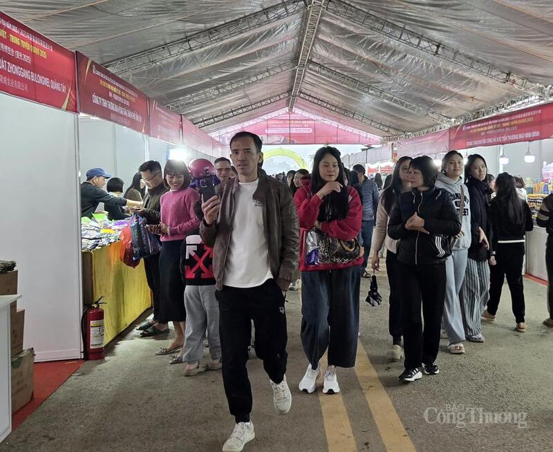 Dòng người tham quan tấp nập, khám phá sản phẩm.