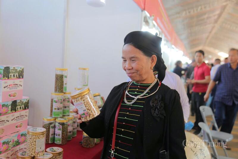 Một vòng hội chợ, muôn vàn trải nghiệm về các sản phẩm địa phương.