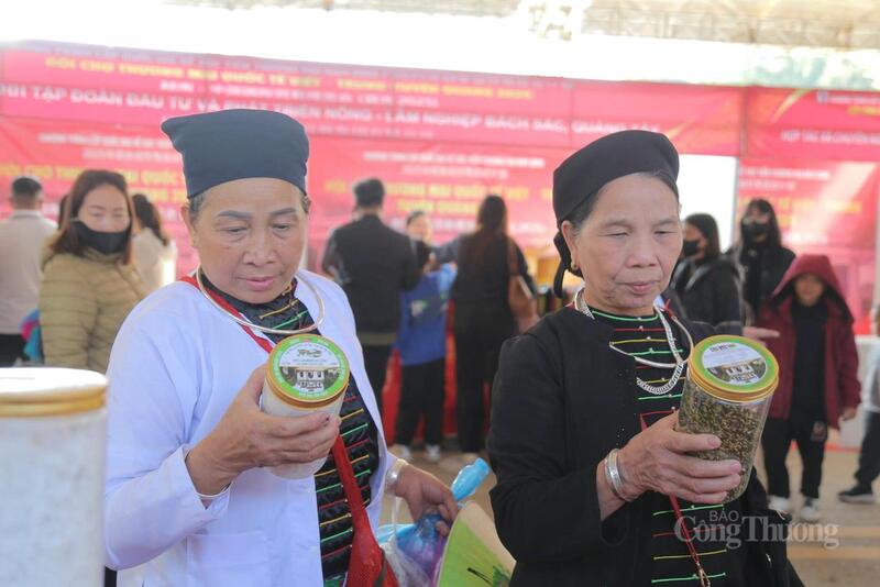 Người dân tìm hiểu các sản phẩm nông sản.