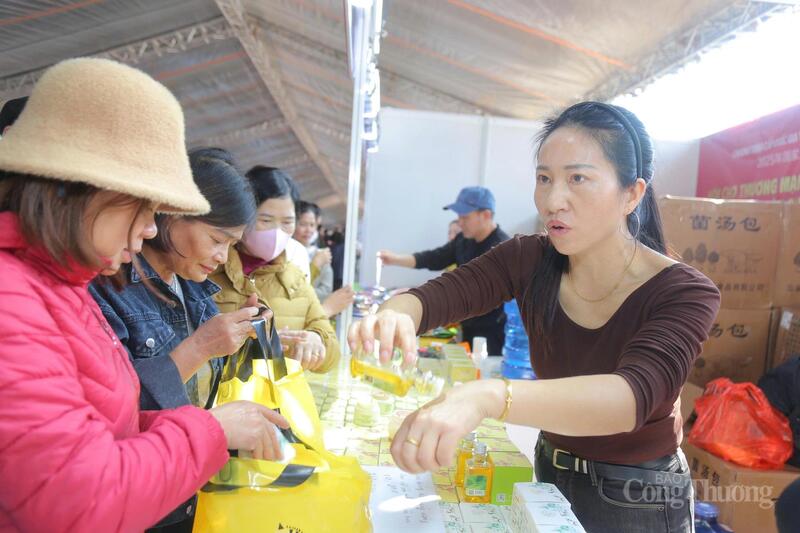 Các sản phẩm dược liệu nhận được sự quan tâm của du khách.