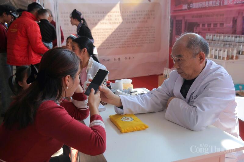 Các gian hàng về đông y của Trung Quốc cũng thu hút đông đảo người dân.