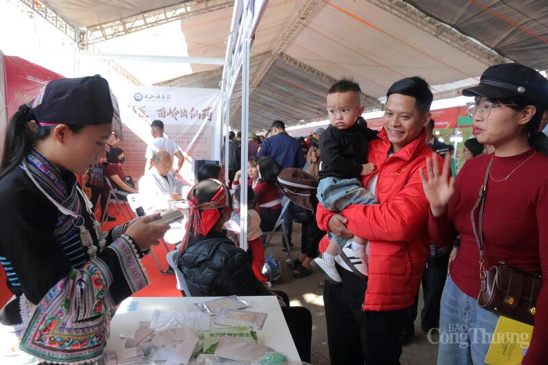 Hội chợ thu hút sự quan tâm của người dân với nhiều sản phẩm.