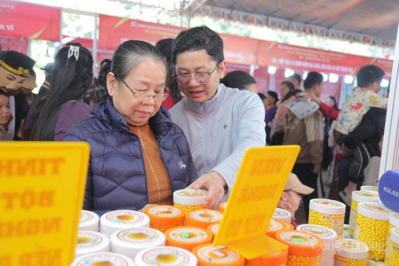 Sản phẩm từ nghệ được doanh nghiệp giới thiệu đến du khách.