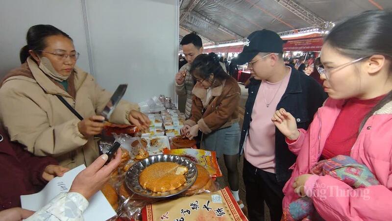 Khách hàng trải nghiệm quầy ẩm thực của đất nước Trung Quốc.