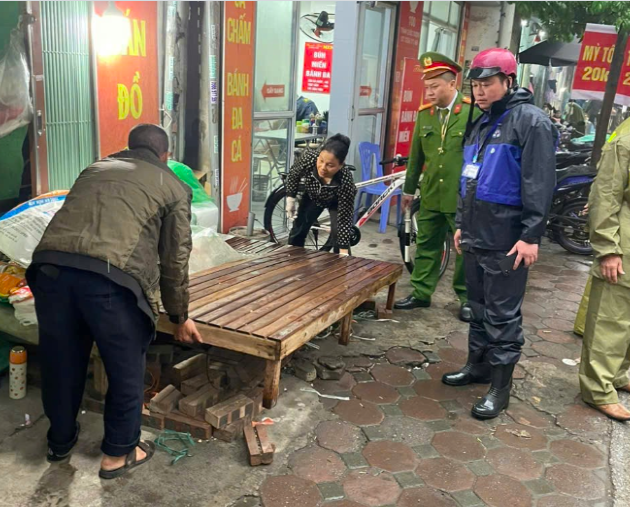 Lực lượng chức năng yêu cầu chủ cơ sở di dời đồ đạc, không lấn chiếm vỉa hè.