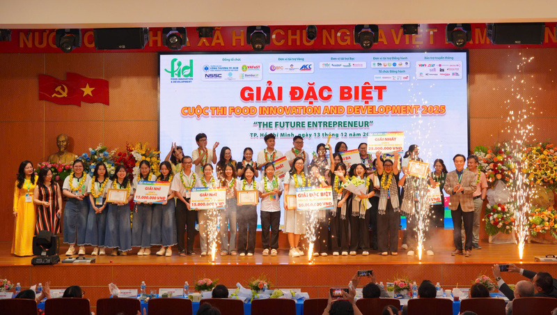 Ban Tổ chức đã trao giải đặc biệt “The Future Entrepreneur” cho đội thi ECO QUEENS với đề tài "Dough pizza hạt sầu riêng", đến từ Trường Đại học Công Thương TP. Hồ Chí Minh. Ảnh: Minh Khuê.