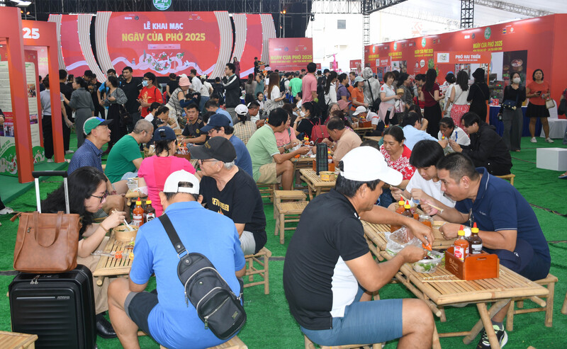 Du khách trong và ngoài nước thưởng thức Phở Việt tại sự kiện, góp phần lan tỏa hình ảnh ẩm thực Việt ra thị trường quốc tế. Ảnh: Minh Khuê.