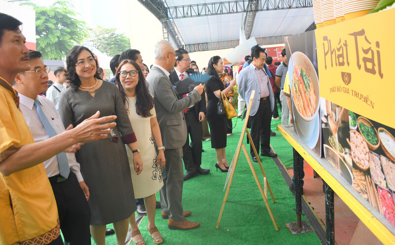 Chủ các thương hiệu phở nổi tiếng giới thiệu với Thứ trưởng Bộ Công Thương Phan Thị Thắng và các đại biểu tại sự kiện Ngày của Phở 2025. Ảnh: Minh Khuê.