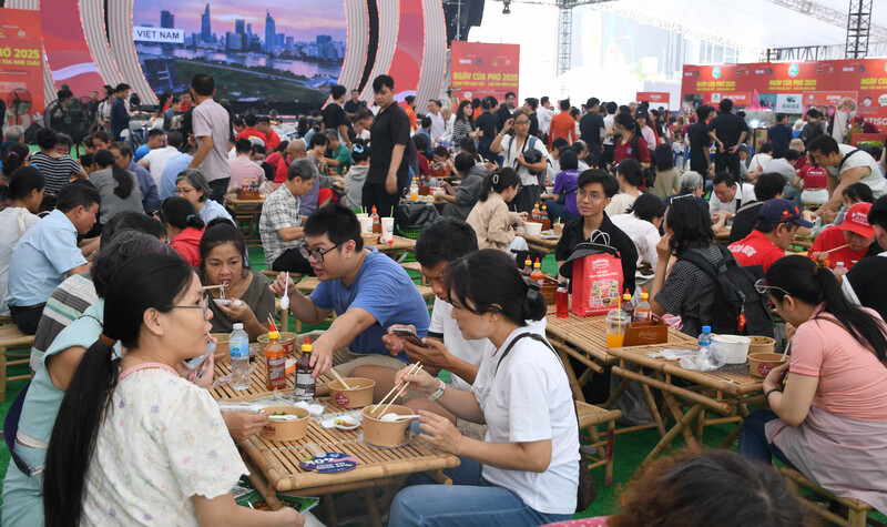 Đông đảo người dân và du khách thưởng thức phở tại Ngày của Phở 2025. Ảnh: Minh Khuê