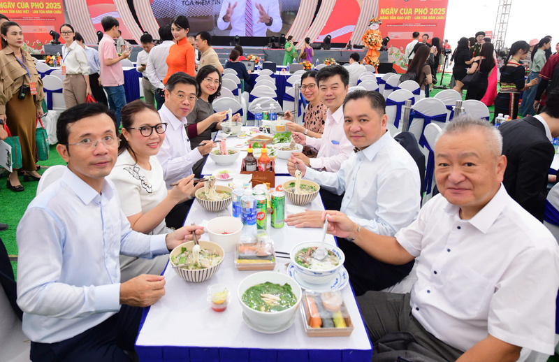 Đoàn khách thưởng thức phở tại Ngày của Phở 2025.