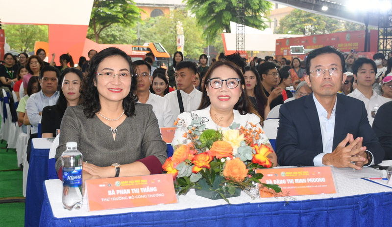 Thứ trưởng Bộ Công Thương Phan Thị Thắng (bên trái) tham dự sự kiện. Ảnh: Minh Khuê.