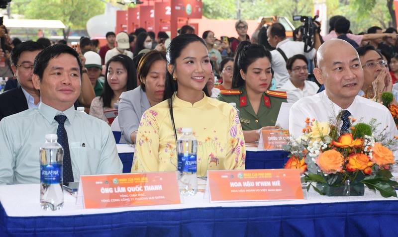 Các đại biểu Trung ương và TP. Hồ Chí Minh... tham dự lễ khai mạc Ngày của Phở 2025, thể hiện sự đồng hành trong quảng bá ẩm thực Việt. Ảnh: Minh Khuê.