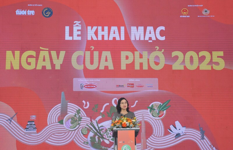 Phát biểu khai mạc sự kiện, Thứ trưởng Phan Thị Thắng khẳng định: Bộ Công Thương xem “Ngày của Phở” là hoạt động xúc tiến thương mại trọng điểm, thông qua hệ thống Thương vụ Việt Nam ở nước ngoài, Bộ sẽ tiếp tục hỗ trợ đưa các hoạt động quảng bá Phở đến nhiều quốc gia hơn. Ảnh: Minh Khuê.