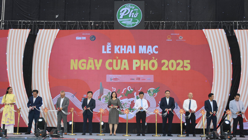 Lãnh đạo Bộ Công Thương, TP. Hồ Chí Minh và các đại biểu thực hiện nghi thức cắt băng khai mạc "Ngày của Phở 2025". Ảnh Minh Khuê.
