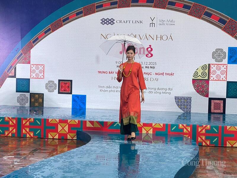 Trình diễn bộ sưu tập áo dài lấy cảm hứng từ hoạ tiết truyền thống của người Mông. Ảnh: Hải Linh