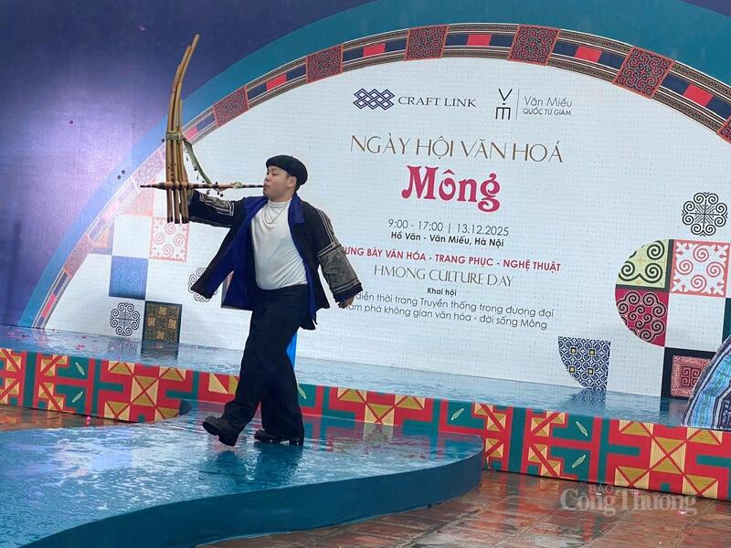 Tiết mục trình diễn Khèn của sinh viên là người dân tộc Mông đang học tập tại Hà Nội. Ảnh: Hải Linh