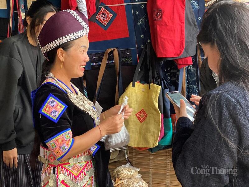 Gian hàng giới thiệu sản phẩm của bà con dân tộc Mông tại Ngày hội Văn hoá Mông 2025. Ảnh: Hải Linh