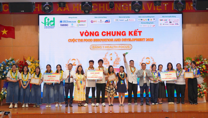 Ban Tổ chức trao giải cho các đội đoạt giải tại Bảng thi 1. Ảnh: Minh Khuê.