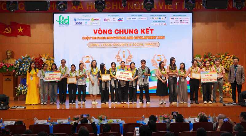 Ban Tổ chức trao giải cho các đội đoạt giải tại Bảng thi 2. Ảnh: Minh Khuê.