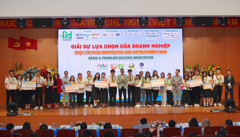 Doanh nghiệp trao Giải sự lựa chọn của doanh nghiệp cho 5 đội thi. Ảnh: Minh Khuê.