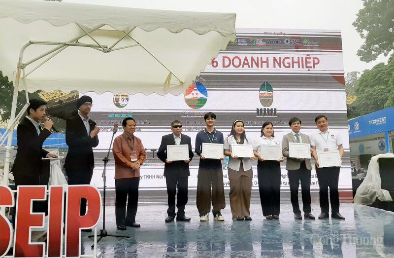 Trao chứng nhận cho Top 6 doanh nghiệp hoàn thành chương trình SEIP 2025. Ảnh: N.H