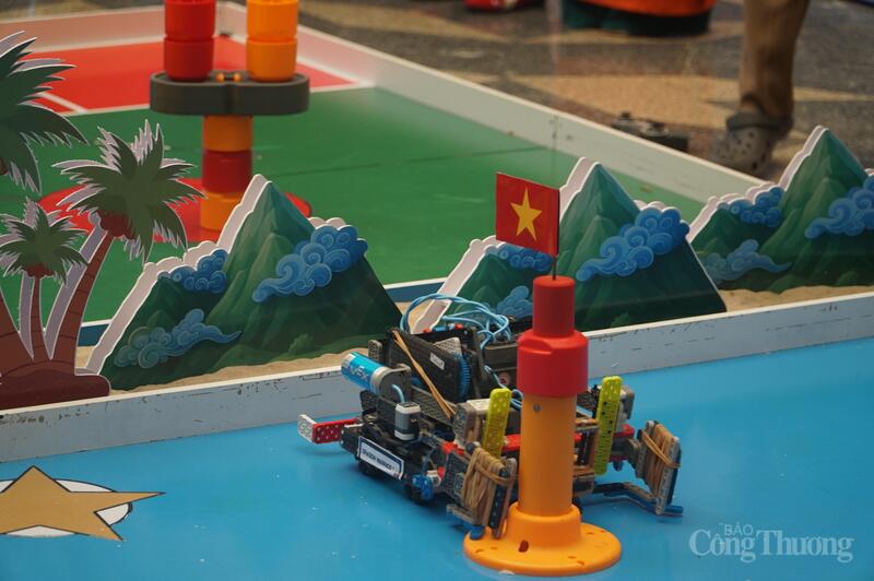 Cắm cờ trên cột mốc tại quần đảo Hoàng Sa.