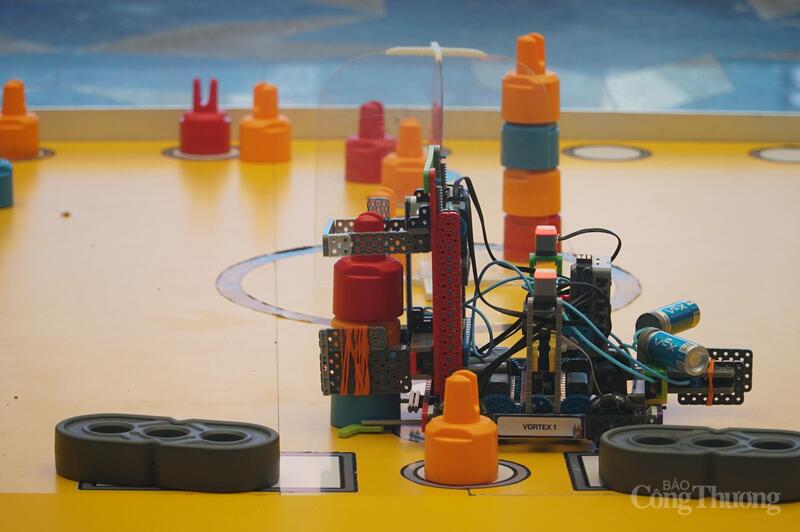 Các đội thi sẽ điều khiển robot di chuyển và xếp các khối vật liệu để xây dựng các toà Landmark.