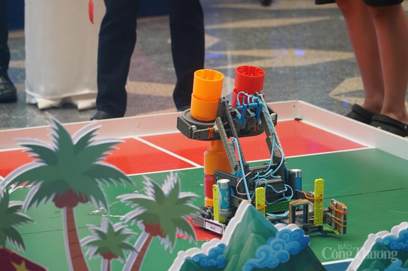 Đội thi mang sắc áo màu đỏ sẽ xây dựng Landmark Hà Nội, màu xanh xây dựng Landmark Hồ Chí Minh.