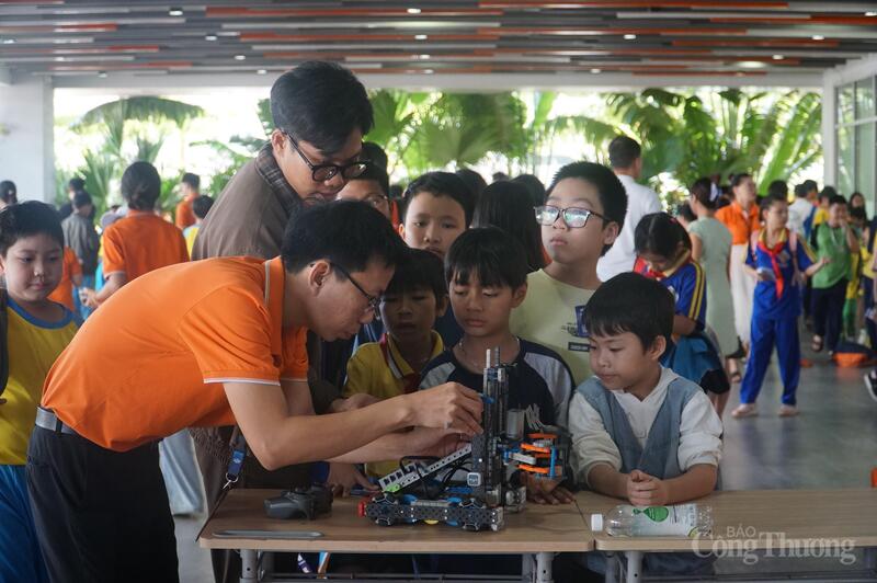 Các em học sinh trải nghiệm lắp ráp, lập trình robot.