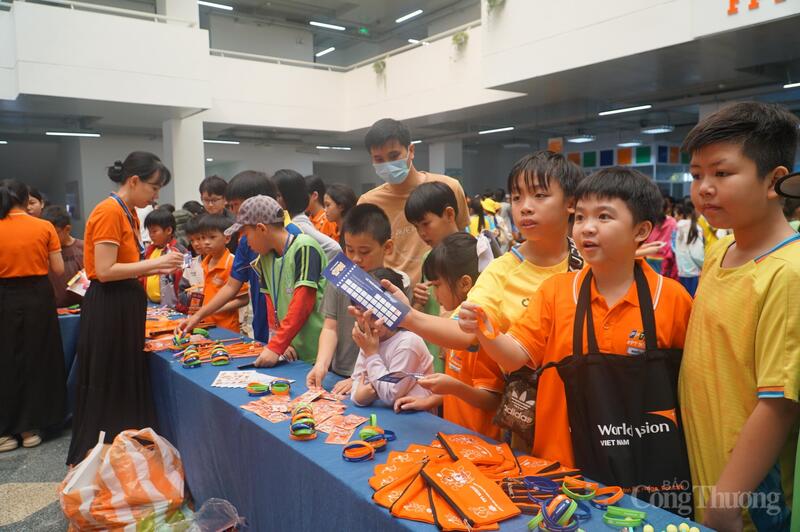 Các em học sinh hào hứng đổi quà sau khi trải nghiệm các hoạt động STEM.