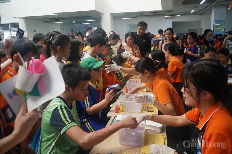 Trải nghiệm các thí nghiệm khoa học.