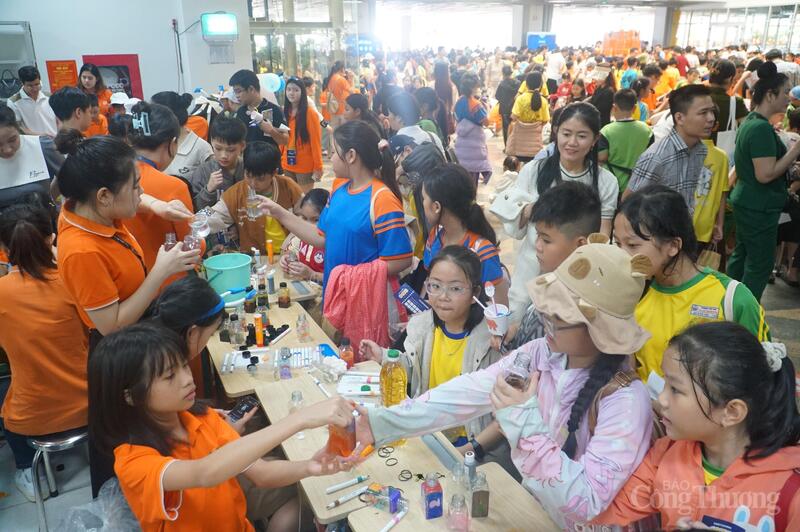 Ngày hội Khoa học và Công nghệ Open STEM Day 2025 thu hút hơn 6.000 học sinh, phụ huynh, giáo viên tại hơn 40 trường học TP. Đà Nẵng.
