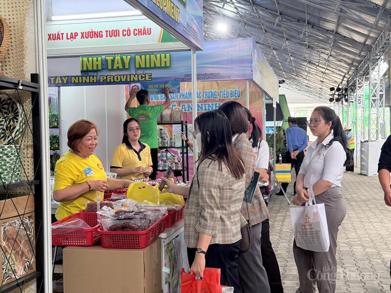 Nhiều hoạt động trao đổi, giao thương diễn ra tại hội chợ.