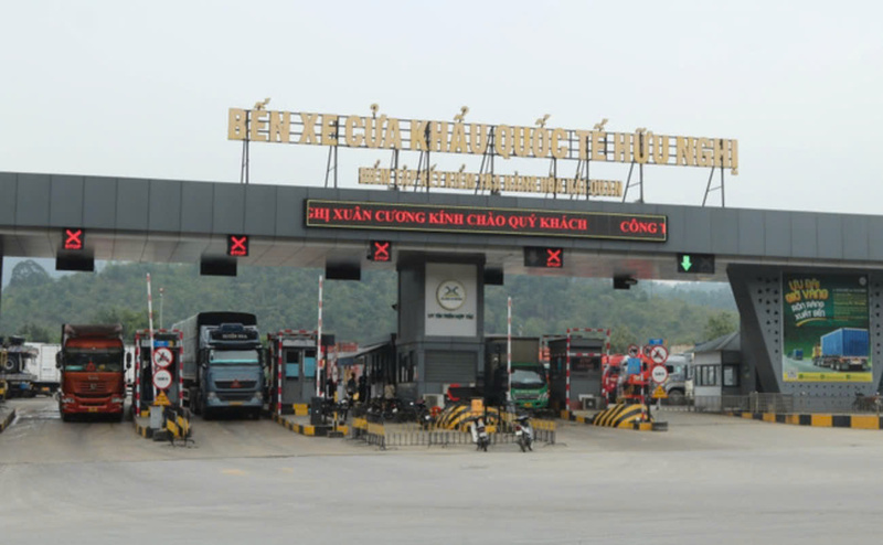 Phương tiện chở hàng xuất nhập khẩu lưu thông qua bến bãi khu vực cửa khẩu Quốc tế Hữu Nghị, tỉnh Lạng Sơn.