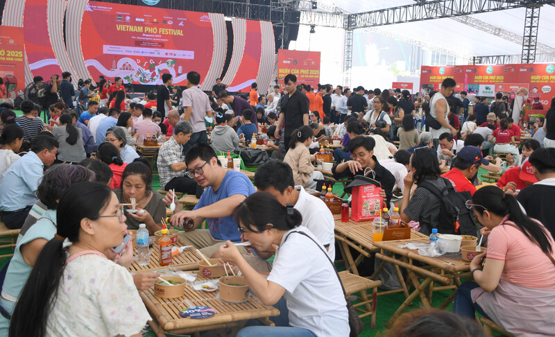 Không gian sự kiện tại Thương xá Tax (cũ), đường Nguyễn Huệ thu hút đông đảo người dân và du khách tham quan, thưởng thức và trải nghiệm văn hóa Phở Việt, trong ngày khai mạc. Ảnh: Minh Khuê.