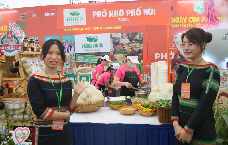 Hơn 30 quầy phở đặc sắc từ Bắc đến Nam hội tụ tại Ngày của Phở 2025, giới thiệu sự đa dạng và tinh hoa ẩm thực Việt Nam. Ảnh: Minh Khuê.