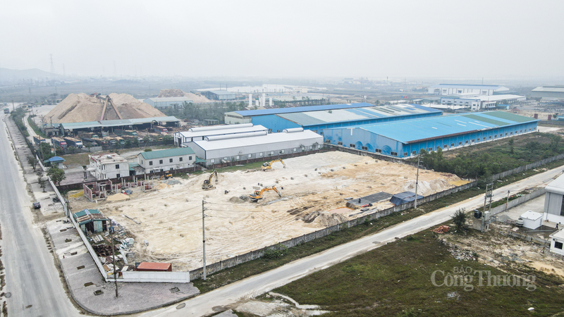 A província de Ha Tinh concentrou-se em resolver todos os obstáculos para garantir a entrega de terrenos limpos aos empreiteiros para a construção dentro do prazo previsto. Foto: Trong Tung