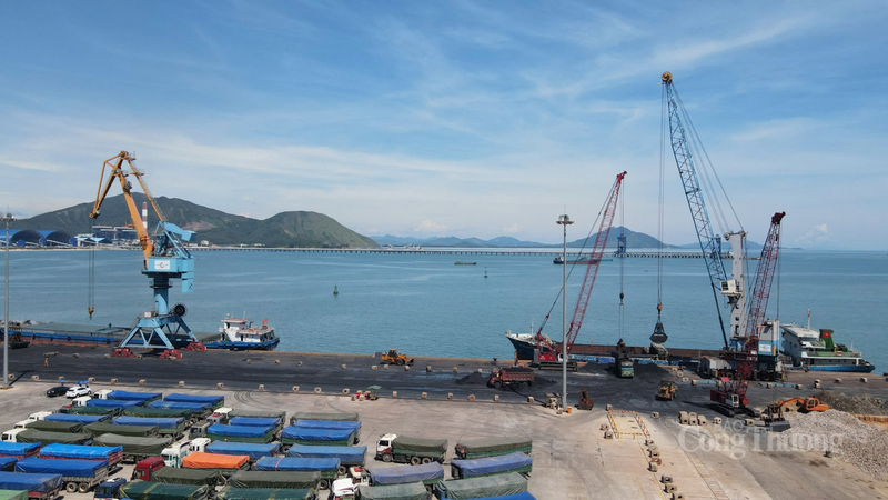 Từ khi bắt đầu khai thác, sản lượng hàng hóa thông qua bến số 3, Cảng quốc tế Lào - Việt đã tăng khoảng 1 triệu tấn. Ảnh: Trọng Tùng