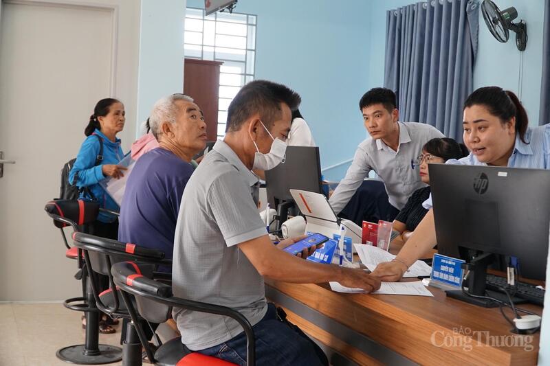 Người dân đến làm việc tại Trung tâm phục vụ hành chính công xã Hòa Phú. Ảnh: Vũ Long