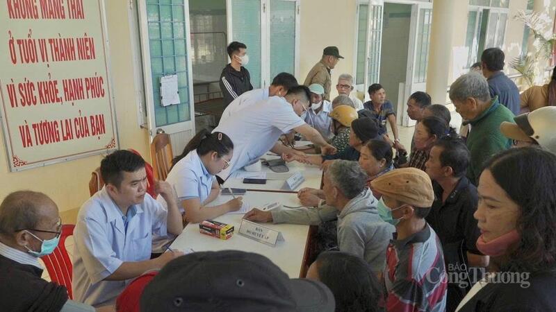 បុគ្គលិកពេទ្យយោធាបានផ្តល់ការពិនិត្យសុខភាពដោយឥតគិតថ្លៃ ការពិគ្រោះយោបល់សុខភាព និងថ្នាំដល់មនុស្សចំនួន ៣០០ នាក់។