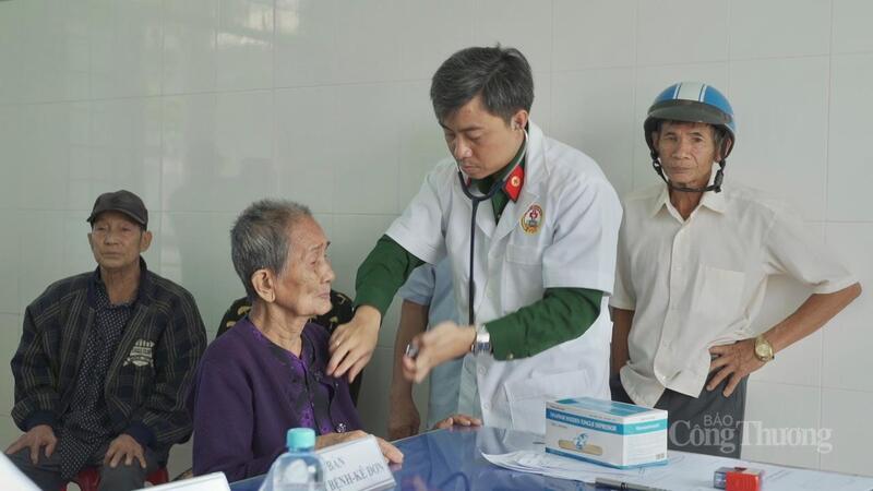 ក្នុងរយៈពេលកន្លងមកនេះ មន្ទីរពេទ្យយោធាលេខ ១៥ បានរៀបចំយុទ្ធនាការពិនិត្យ និងព្យាបាលជំងឺដោយឥតគិតថ្លៃជាច្រើនលើកជាបន្តបន្ទាប់សម្រាប់ប្រជាជននៅតំបន់ដែលមានការលំបាក។