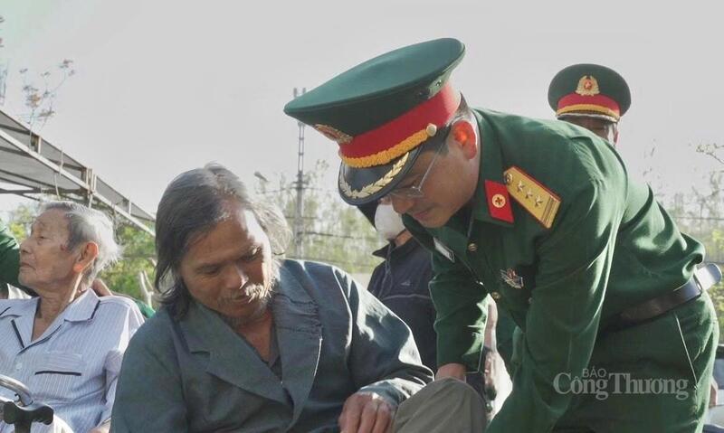 មន្ត្រីបានសួរសុខទុក្ខដោយសប្បុរសអំពីសុខភាពរបស់ប្រជាជនក្នុងតំបន់។