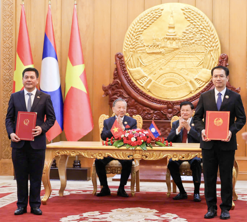 Vietnam Genel Sekreteri To Lam ve Laos Genel Sekreteri ve Cumhurbaşkanı Thongloun Sisoulith, Vietnam ve Laos arasında sanayi bağlantı zincirlerinin geliştirilmesine ilişkin Vietnam Sanayi ve Ticaret Bakanlığı ile Laos Sanayi ve Ticaret Bakanlığı arasında imzalanan Mutabakat Zaptı'nın imza törenine tanıklık etti. Fotoğraf: MoiT