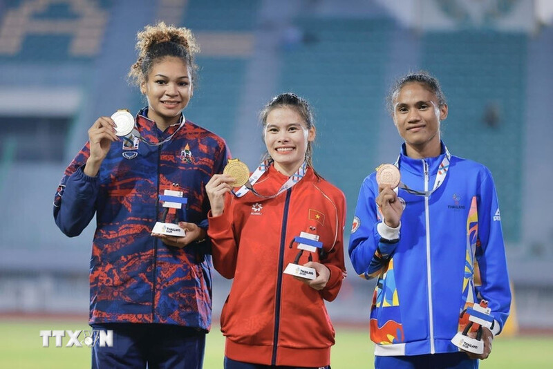 Tuyển thủ Nguyễn Thị Ngọc xuất sắc giành chiến thắng trên đường chạy 400m nữ để trở thành nhà vô địch SEA Games 33. (Ảnh: Minh Quyết/TTXVN)